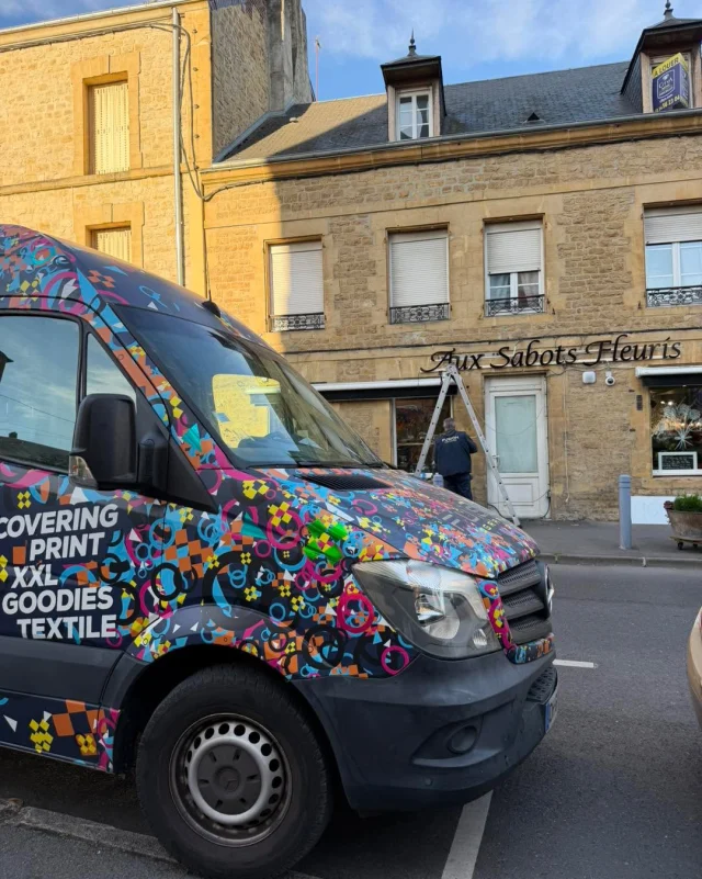 🌸✨ Ça y est, notre enseigne prend enfin sa place !

Ce matin, ça s’active Aux Sabots Fleuris : notre nouvelle enseigne est en cours de pose ! 🤎🌿

Un joli détail qui vient finaliser notre nouvelle aventure et donner vie à notre boutique. 💐

Un grand merci à Fusion Graphic pour leur travail et leur accompagnement ! 🙌✨

👀 Et rendez-vous demain matin pour notre inauguration… on a hâte de vous retrouver ! 🌸

fusion_graphic