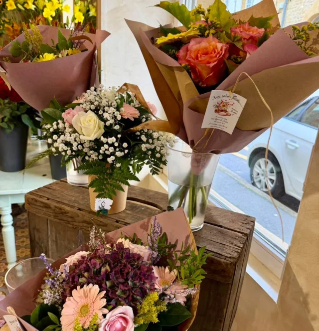 💐 Un bouquet prêt à partir, une dose de bonheur à offrir ! 🌸🌼

Des couleurs, de la fraîcheur et de jolies associations florales… Nos bouquets sont prêts à vous accompagner pour faire plaisir ou simplement vous faire plaisir. 🩷

🤎 Passez en boutique choisir votre coup de cœur  Aux Sabots Fleuris !

📍 20 rue Saint-Louis, Charleville-Mézières