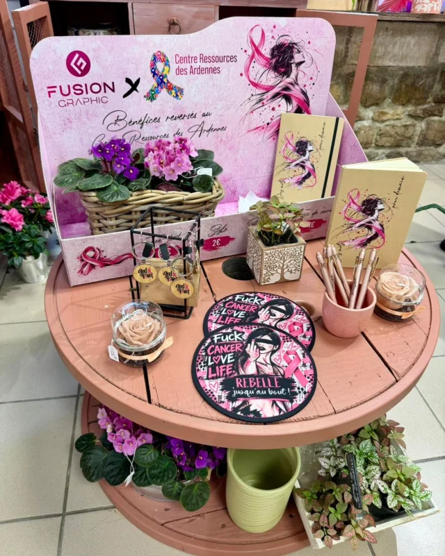 🎀💗 En octobre, on voit la vie en rose Aux Sabots Fleuris ! 🌸

Des fleurs, de jolies attentions et une touche de rose pour soutenir une cause qui nous tient à cœur. 🩷

En ce mois d’Octobre Rose, chaque geste compte pour sensibiliser au dépistage du cancer du sein et rappeler l’importance de prendre soin de soi. 🎗️

💐 Parce qu’un peu de douceur et de solidarité peuvent faire beaucoup, mobilisons-nous ensemble !

🤍 Aux Sabots Fleuris, unis pour Octobre Rose.