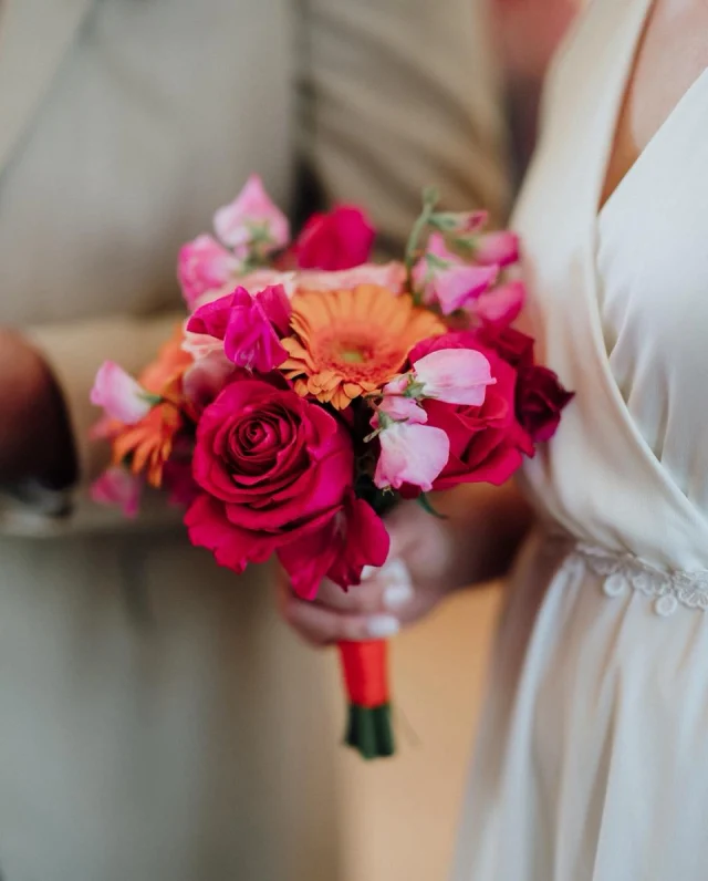 🤍💐 Chaque bouquet de mariée raconte une histoire…

Voici l’une de nos dernières créations, imaginée avec passion pour accompagner l’un des plus beaux jours d’une vie. ✨

Un grand merci à Hervé Dapremont pour ces magnifiques clichés qui mettent si bien en valeur ce bouquet. 📸

💍 Un mariage en préparation ? Marie et son équipe vous accompagnent dans la création de votre univers floral : bouquet de mariée, décoration, centres de table, cérémonie… Chaque détail est pensé pour faire de votre journée un moment inoubliable.

📍 Aux Sabots Fleuris – 20 rue Saint-Louis à Charleville-Mézières. 
hervedapremont Hervé Dapremont • Photographie