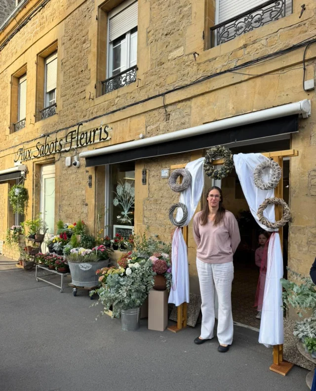 🌸💜 Une magnifique matinée d’inauguration ! 💜🌸

Merci à toutes les personnes qui sont venues découvrir Aux Sabots Fleuris ce matin, échanger avec nous et partager ce joli moment autour de l’hortensia. 💐✨

La boutique vous accueille désormais dans son nouvel univers, et vous êtes bien sûr les bienvenus toute la journée pour venir découvrir nos créations, nos fleurs et notre espace dédié aux hortensias. 🌿

🤎 Un immense merci à toutes celles et ceux qui se sont déplacés pour cette inauguration et qui ont contribué à rendre cette matinée si chaleureuse et conviviale.

Merci pour votre confiance et votre fidélité… l’aventure continue ! 🫶🏼🌸